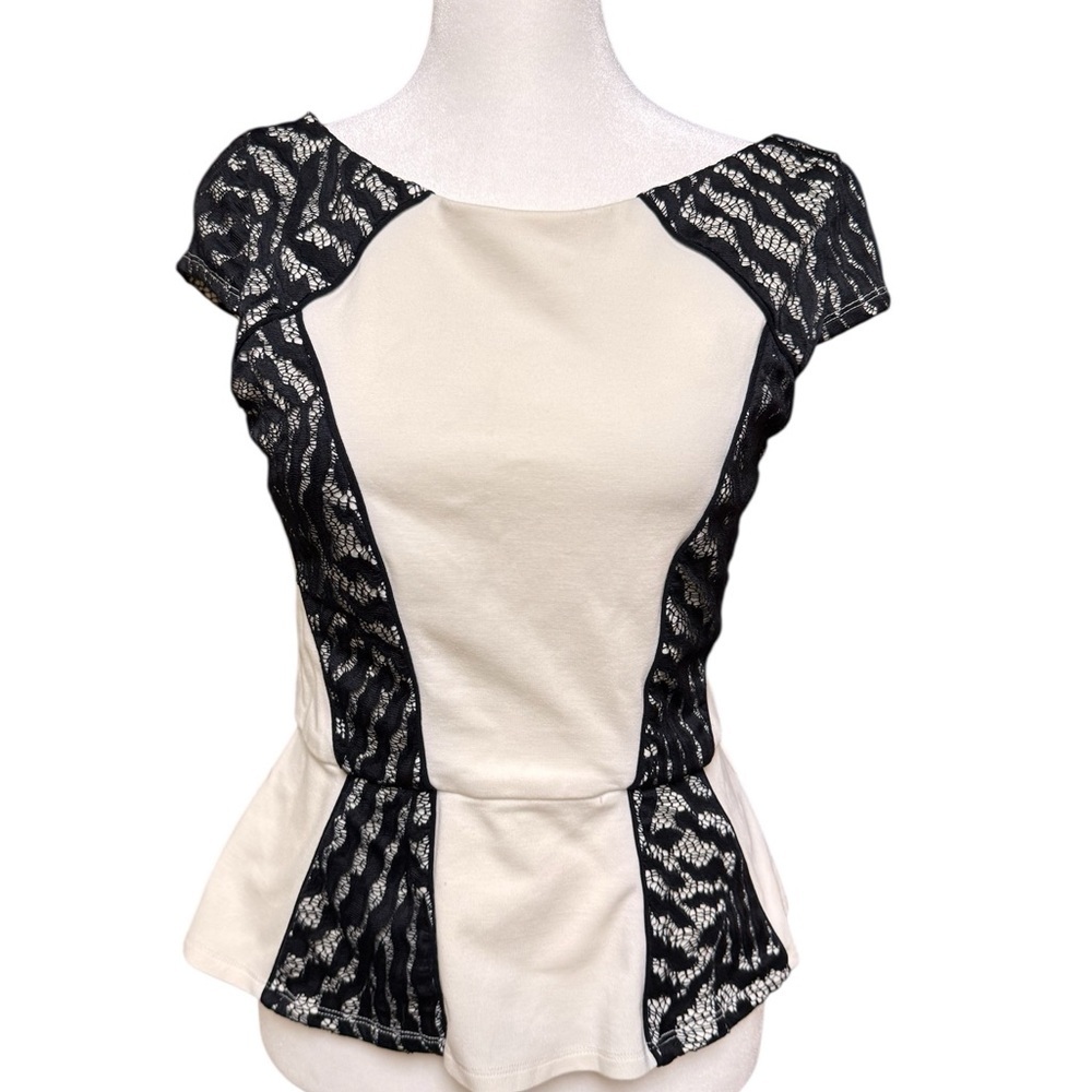 Fitted Ivory Peplum Top with Black Lace Panels – Medium, Elegant
